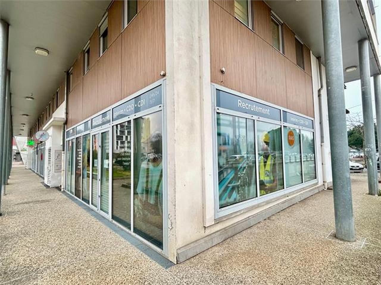 Local commercial à louer, au pied du métro Ramonv