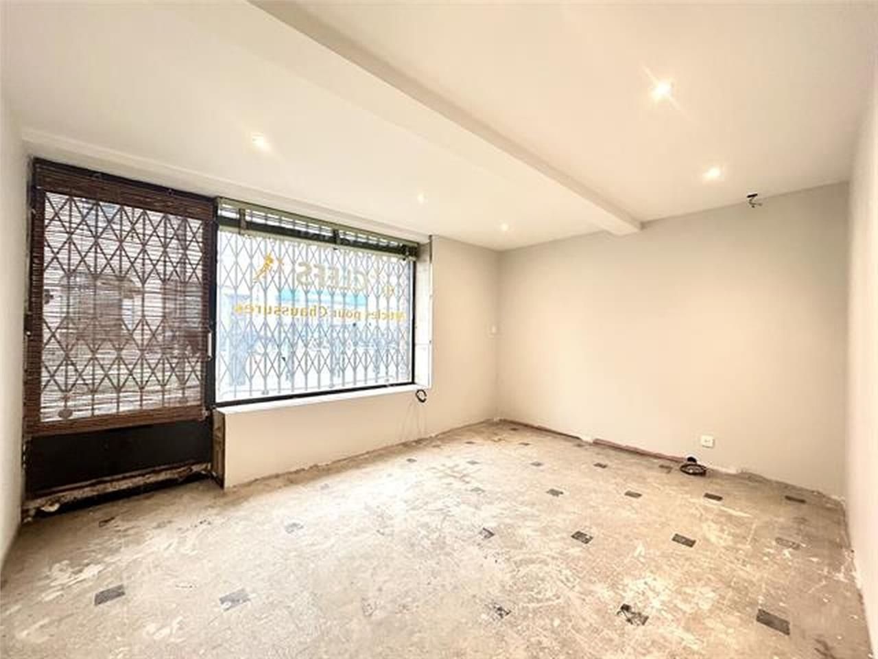 Local commercial rénové disponible à la vente sur