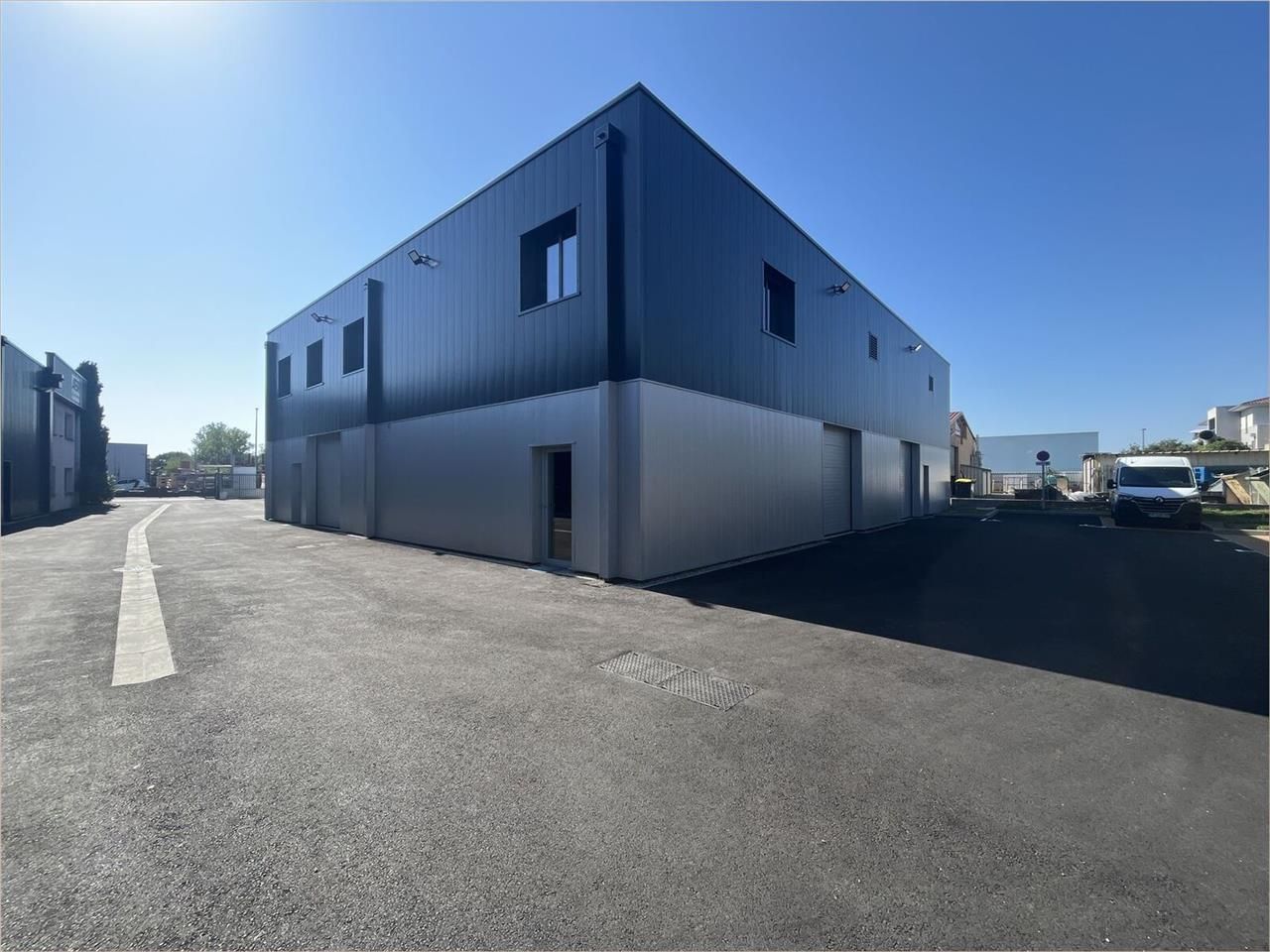 Locaux d'activités neufs à louer, situés au sud-o