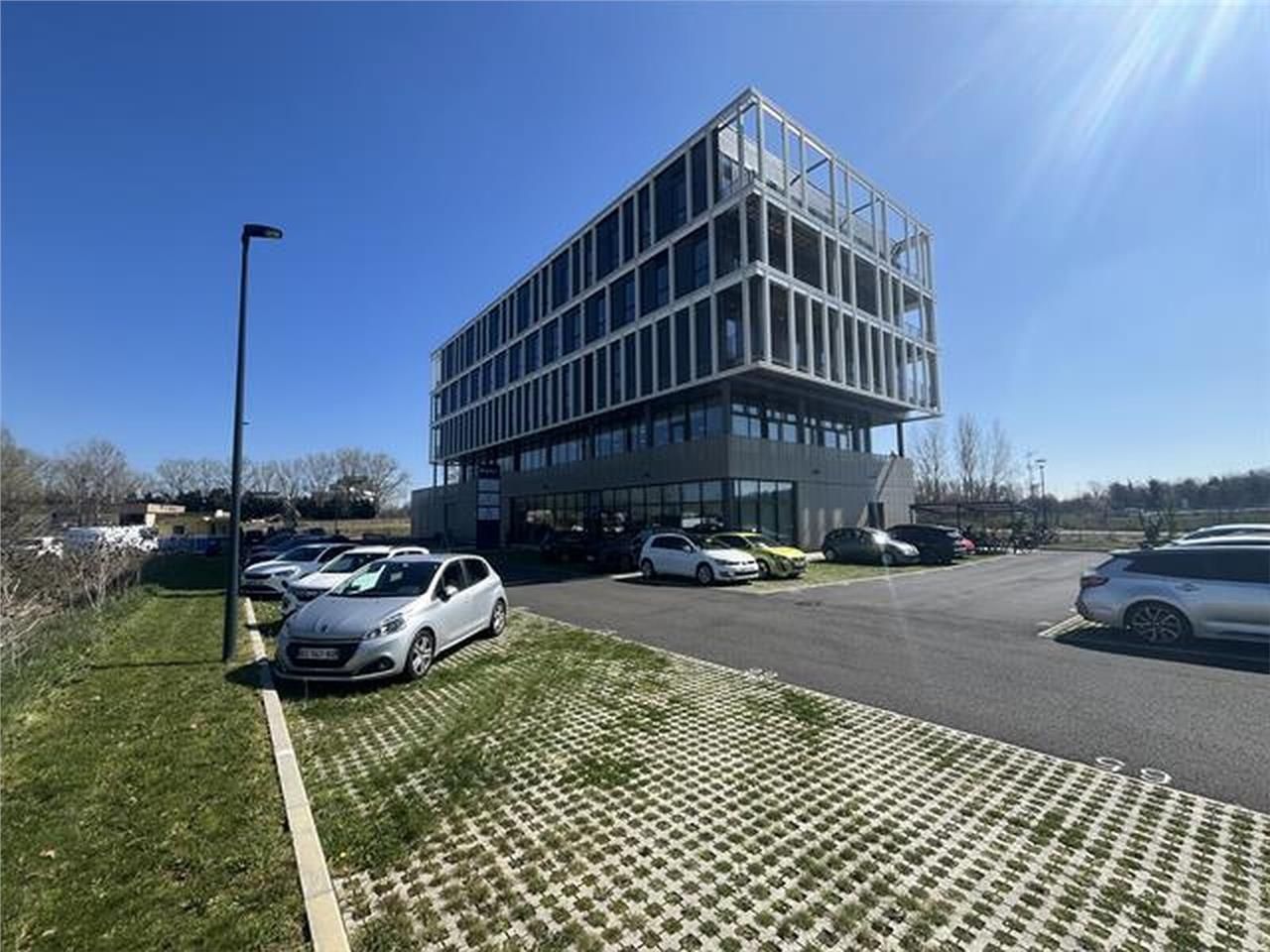 Local d'activités à louer, idéalement situé au co