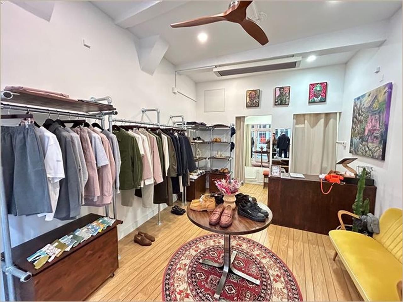 Local commercial avec vitrine en plein coeur du q