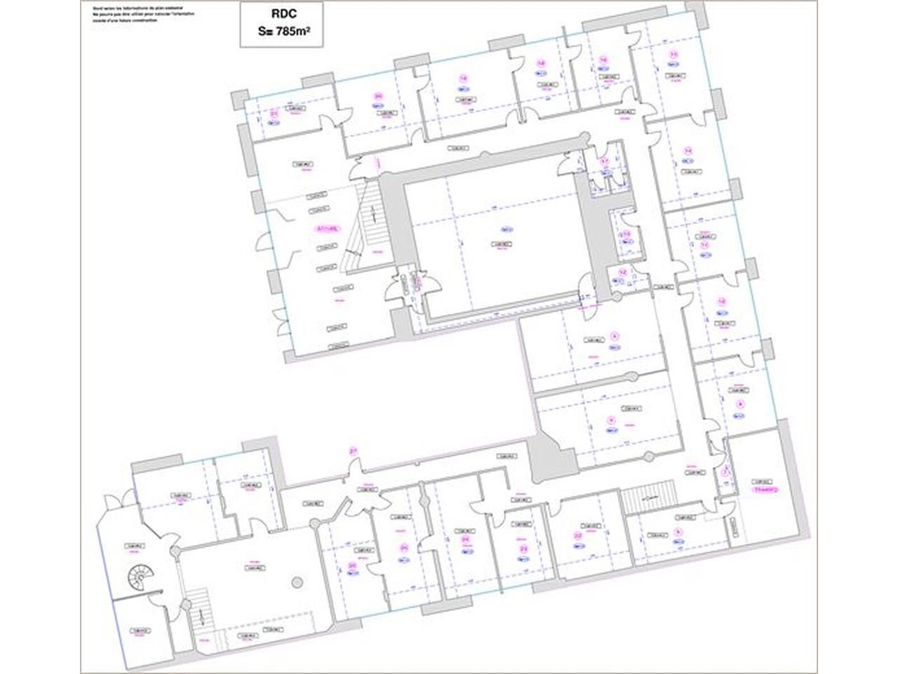 BUREAUX À VENDRE - 1 376 m²  Emplacement premium 