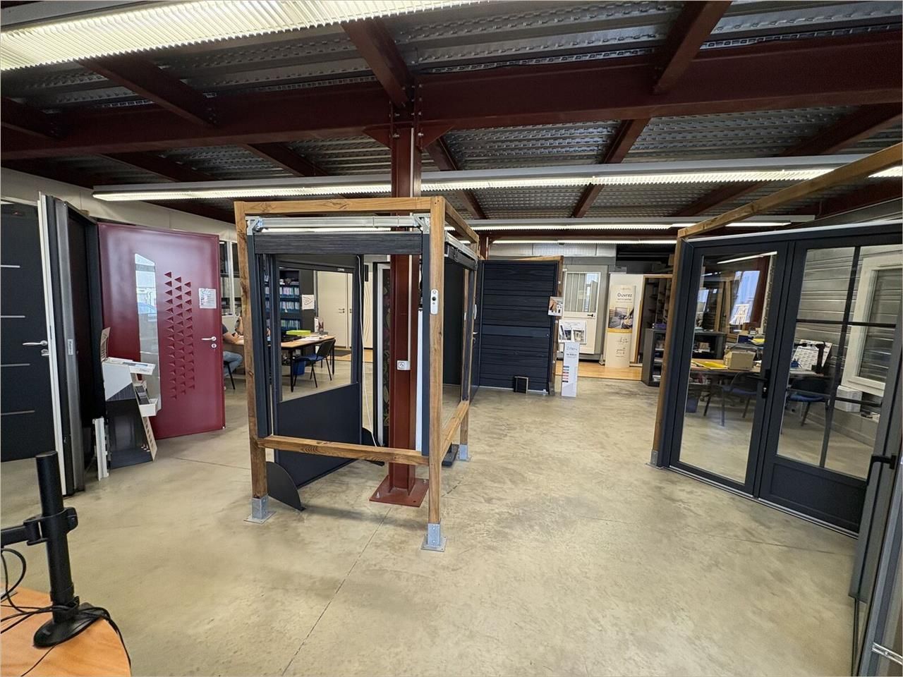 Bâtiment d'activités indépendant à vendre, idéale