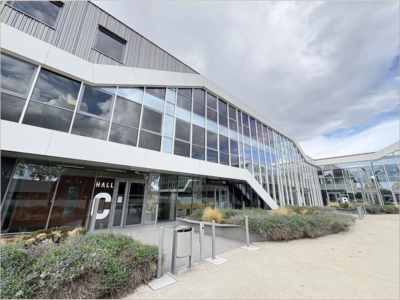 - A LOUER -  Surface de bon standing à usage de b