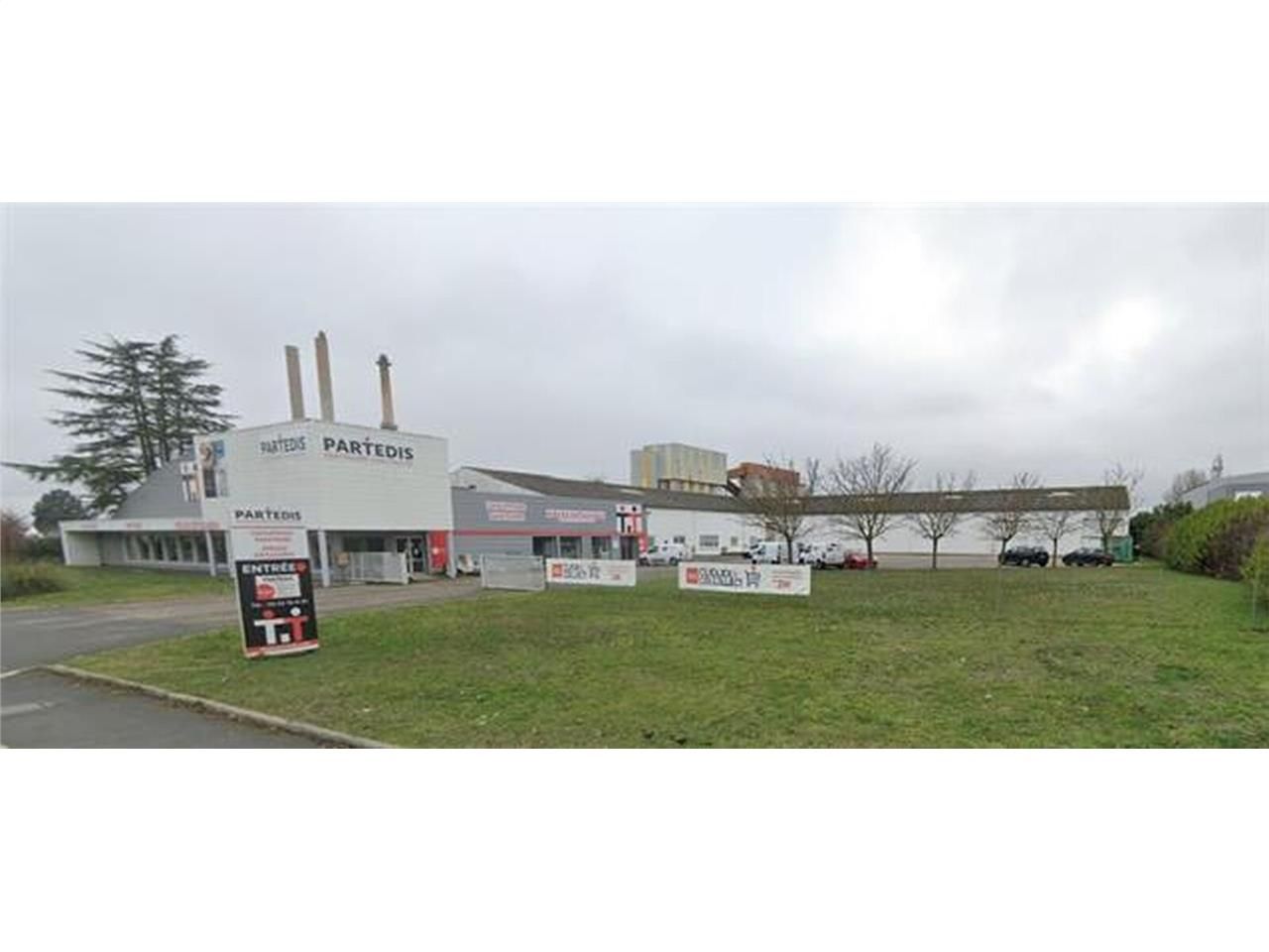 Local d'activités et commercial à louer, à l'est