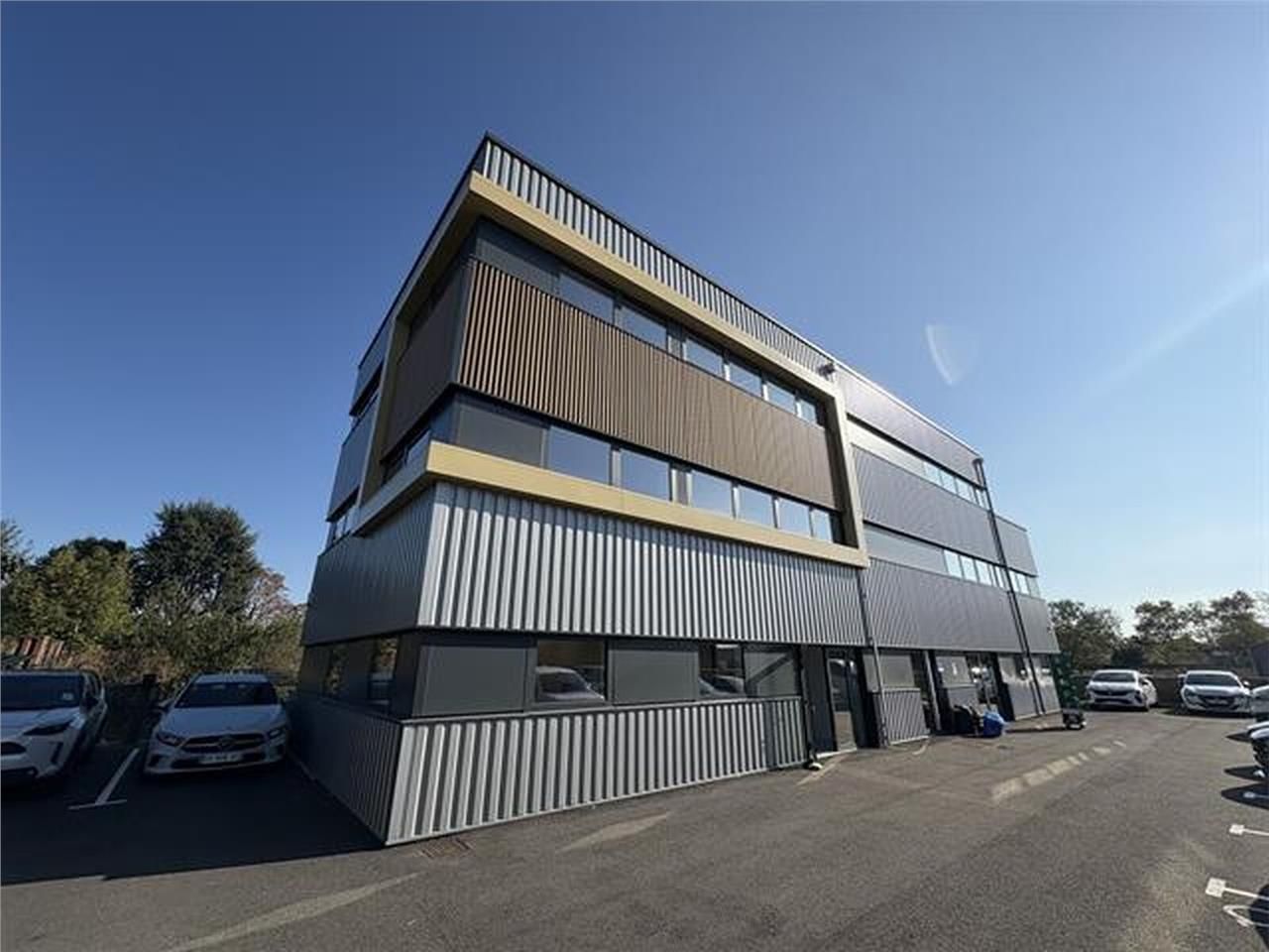 - A LOUER - Opportunité !!   Bâtiment de bureaux 