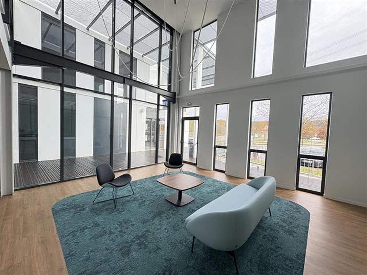 - A LOUER -  Surfaces de bureaux situées dans un 