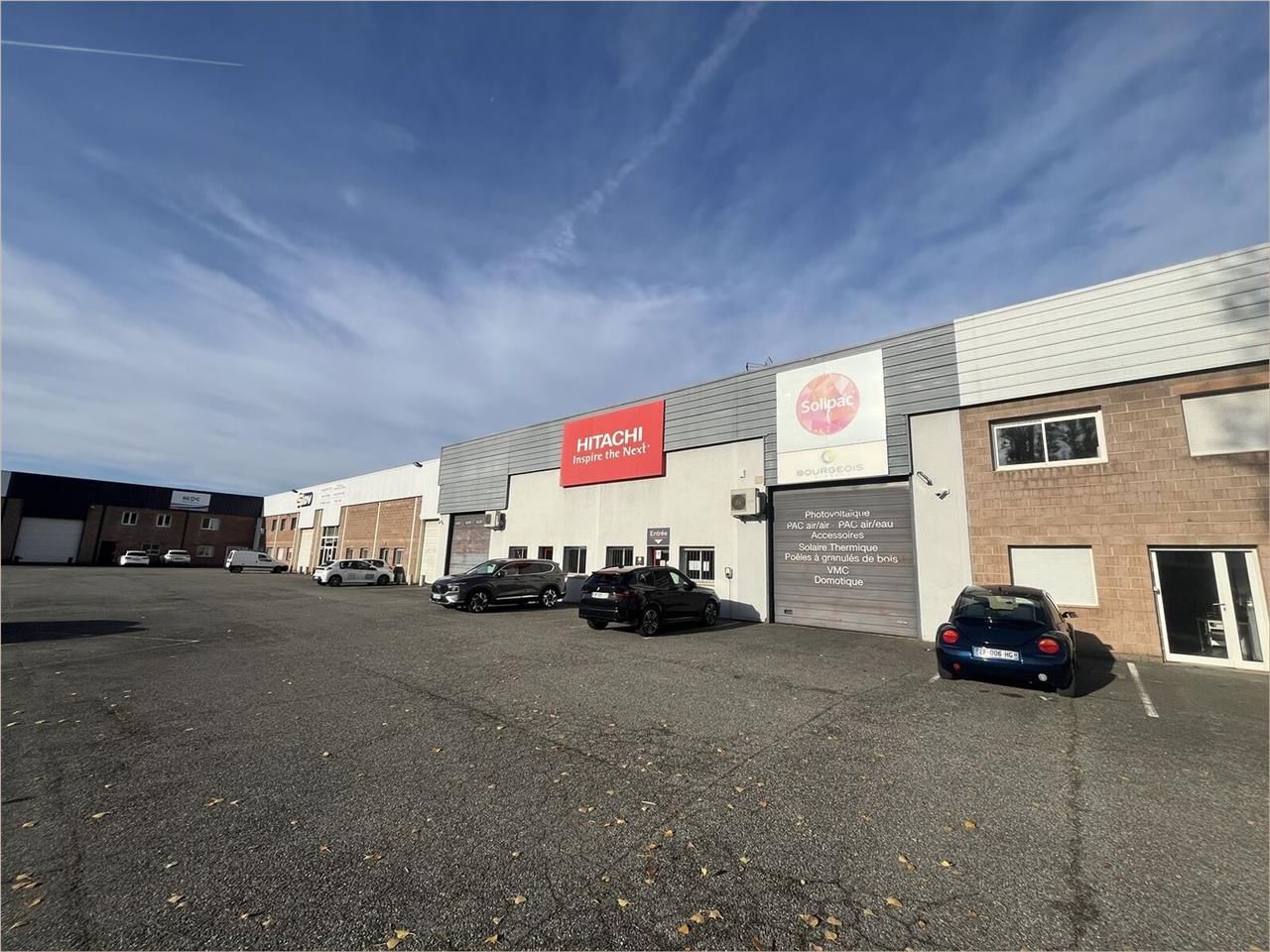 Local d'activités à louer, idéalement situé à pro