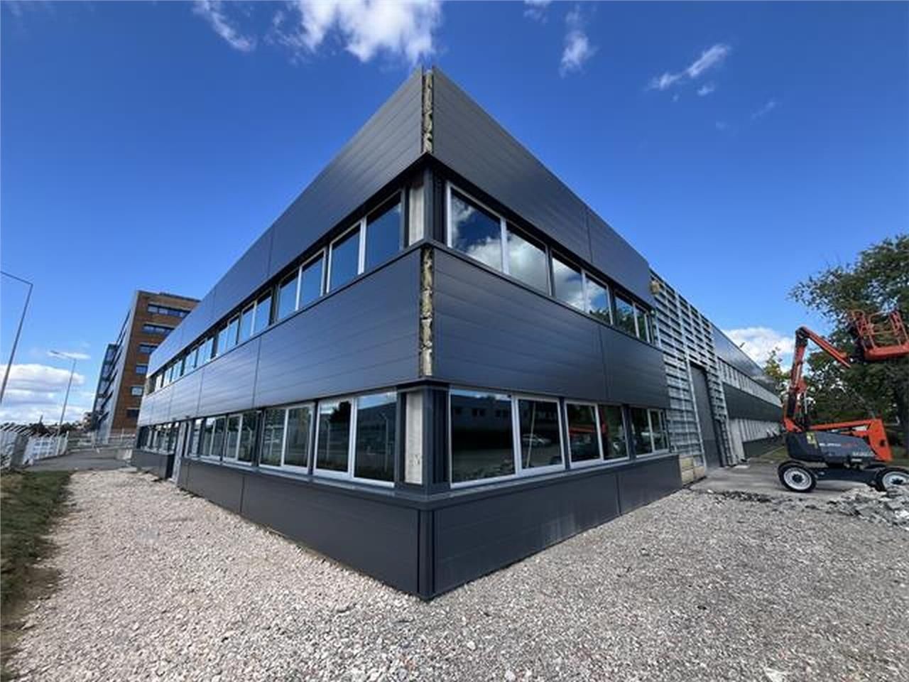 Local d'activités situé à proximité immédiate de 