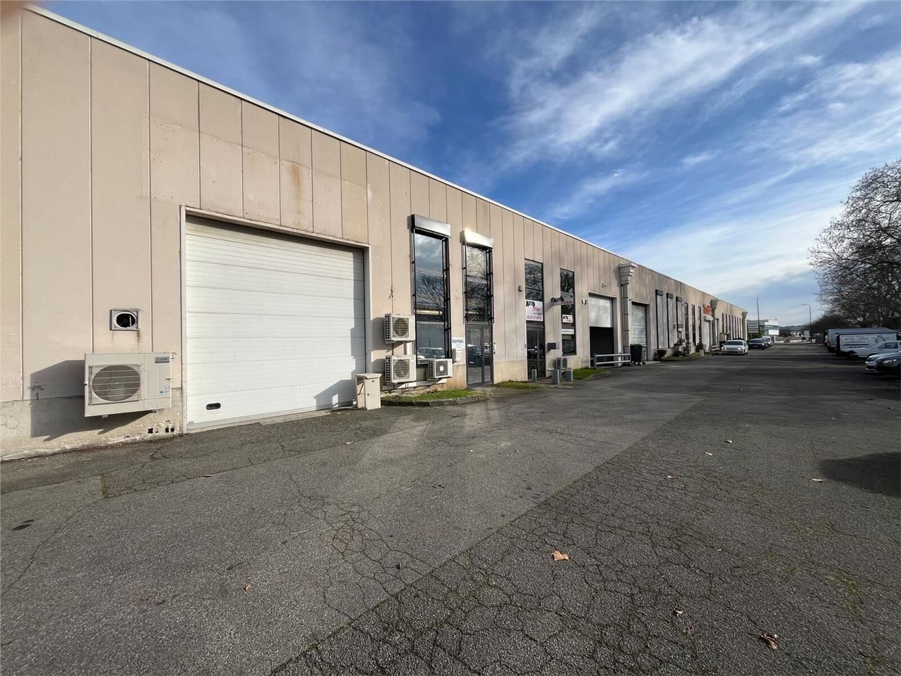 Local d'activités au coeur de la ZI de Thibaud, a