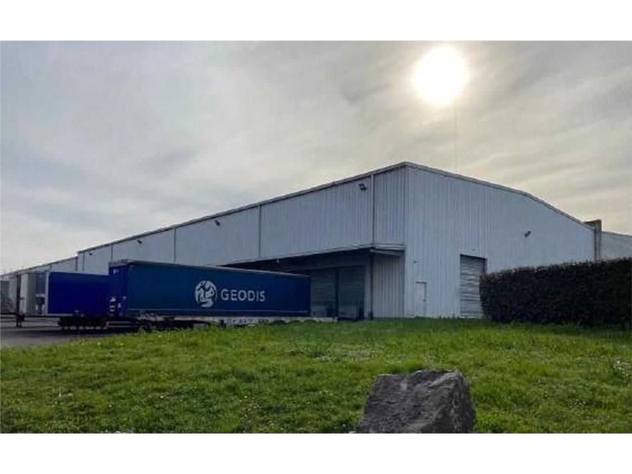Entrepôt et messagerie à louer, situé en bordure