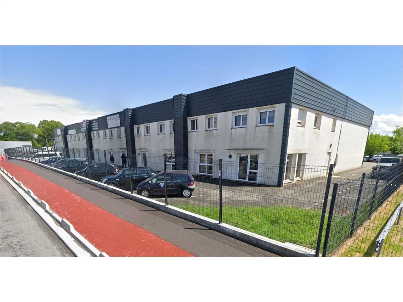 Local d'activités rénové à vendre, idéalement sit