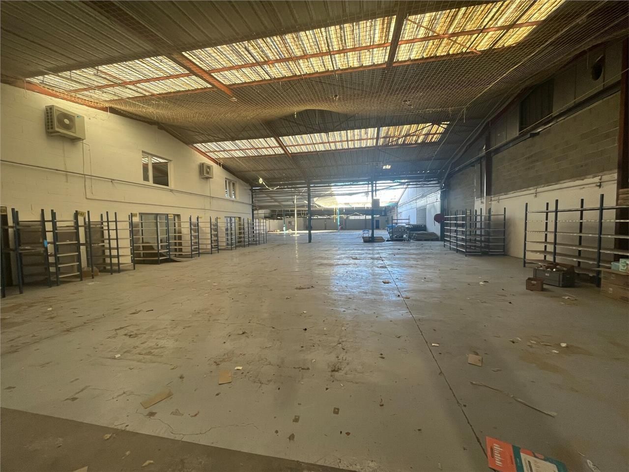 Espace de stockage à louer en bail précaire, situ