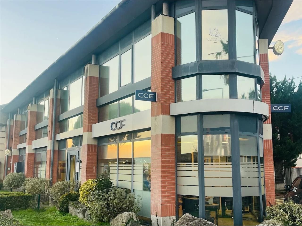 À LOUER  Surface commerciale / de bureaux de bon 