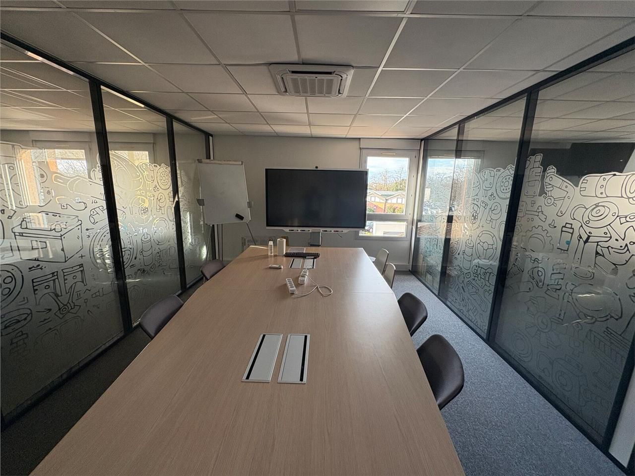 - BUEAUX A LOUER -  Idéalement situé sur le secte