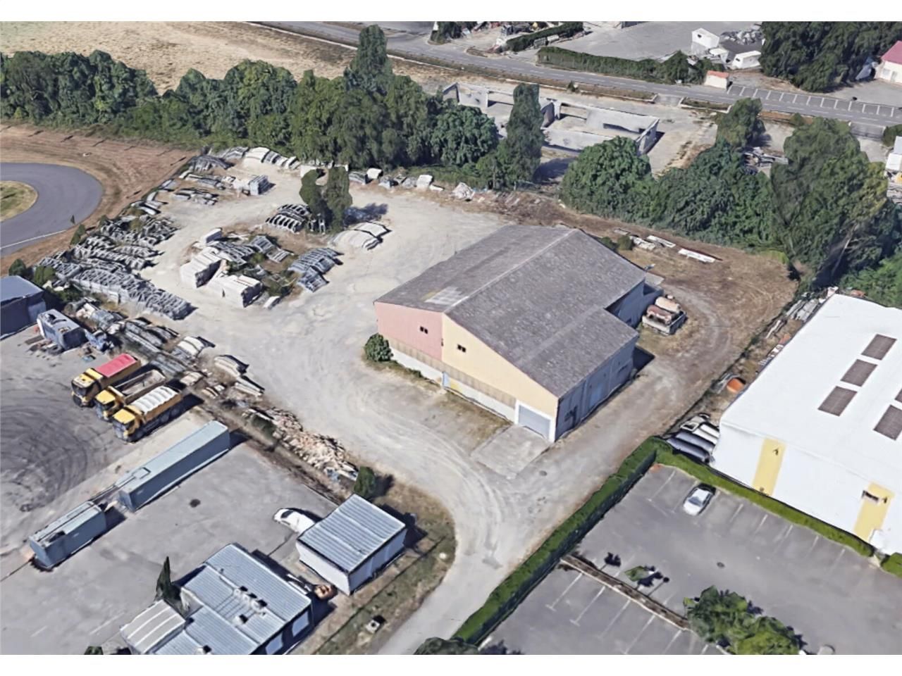 Bâtiment d'activités indépendant sur un terrain d