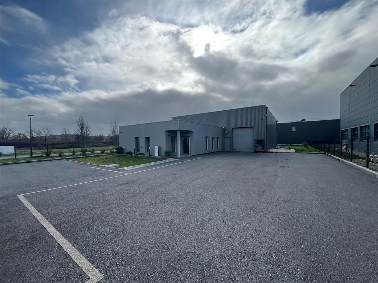 Bâtiment d'activités indépendant de 368 m², à ven