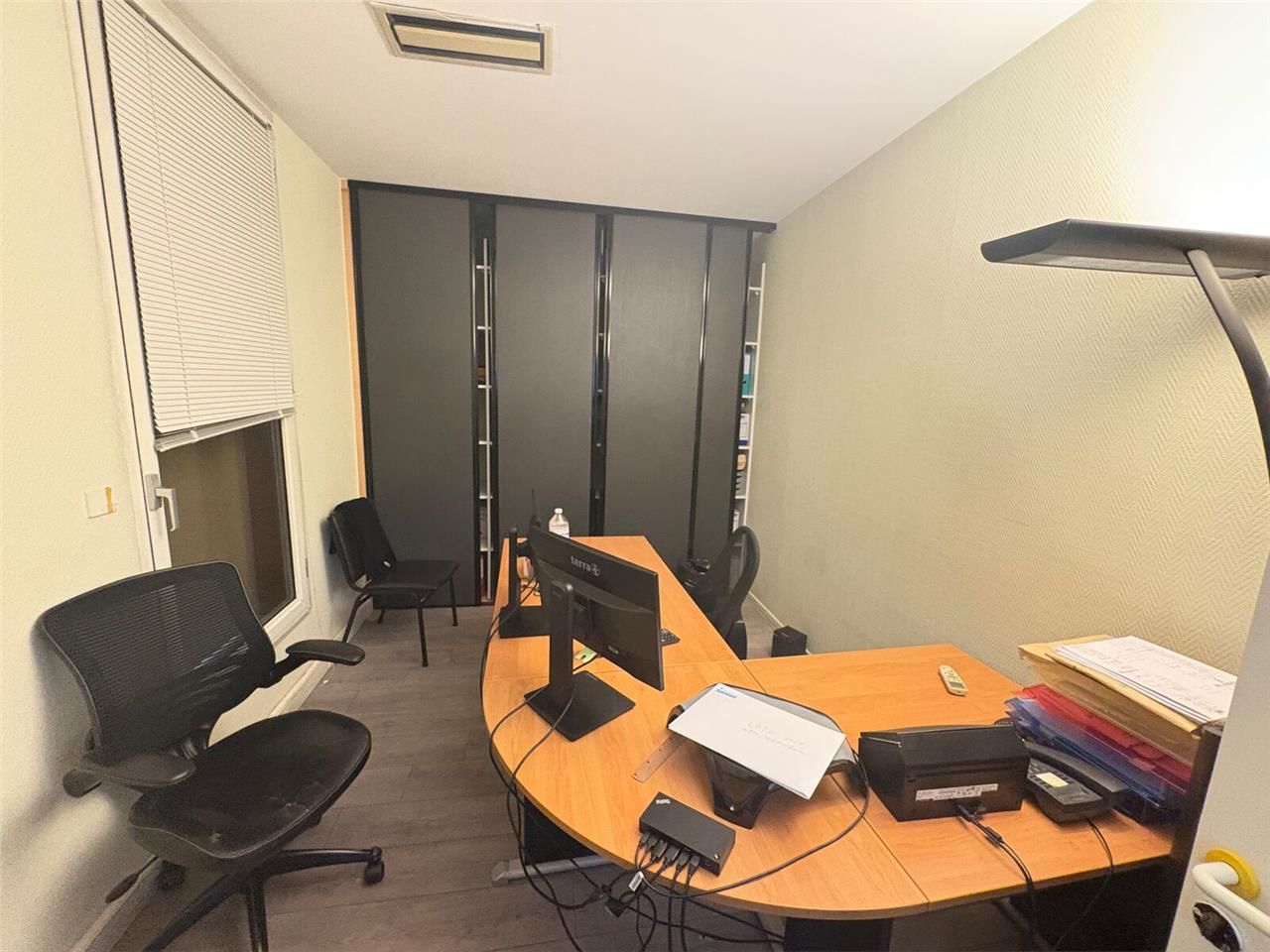 À vendre  Bureaux de 155 m², situés au rez-de-cha
