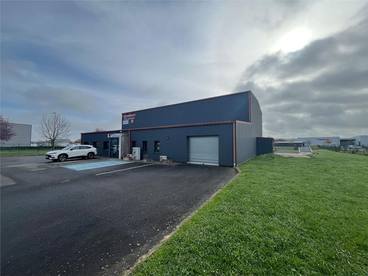 Locaux d'activité de 570 m² non divisibles à Vend