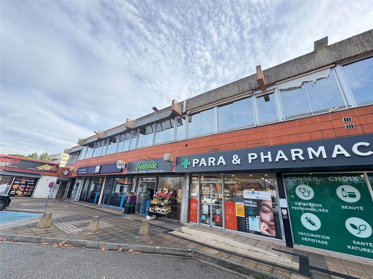 À vendre  Bureaux de 267 m², situés au rez-de-cha