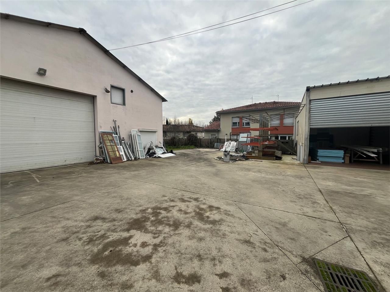 Locaux d'activités à vendre, d'une superficie tot