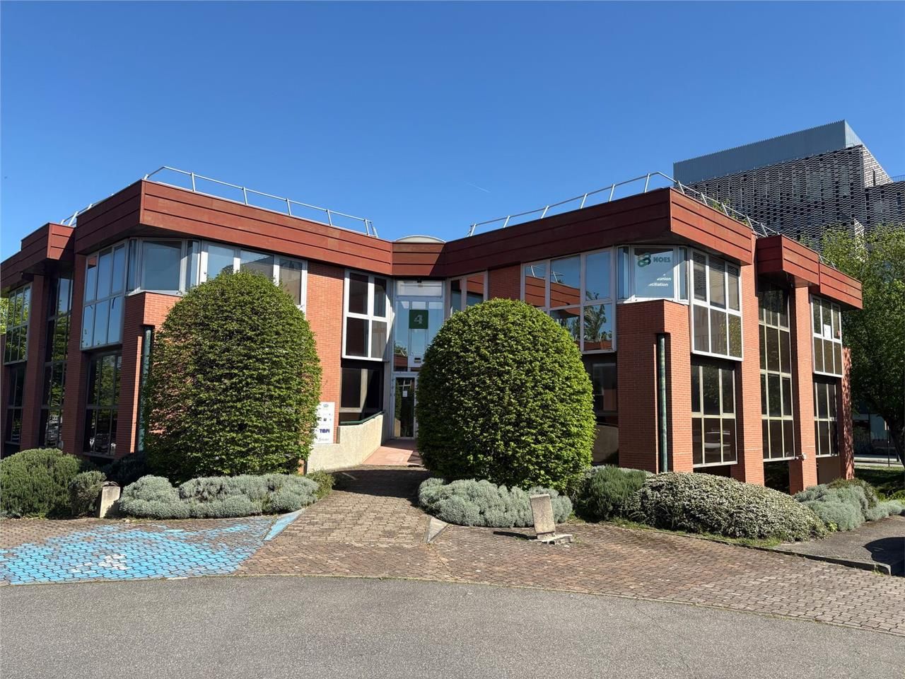 - BUREAUX A LOUER - LABEGE  Idéalement situé dans