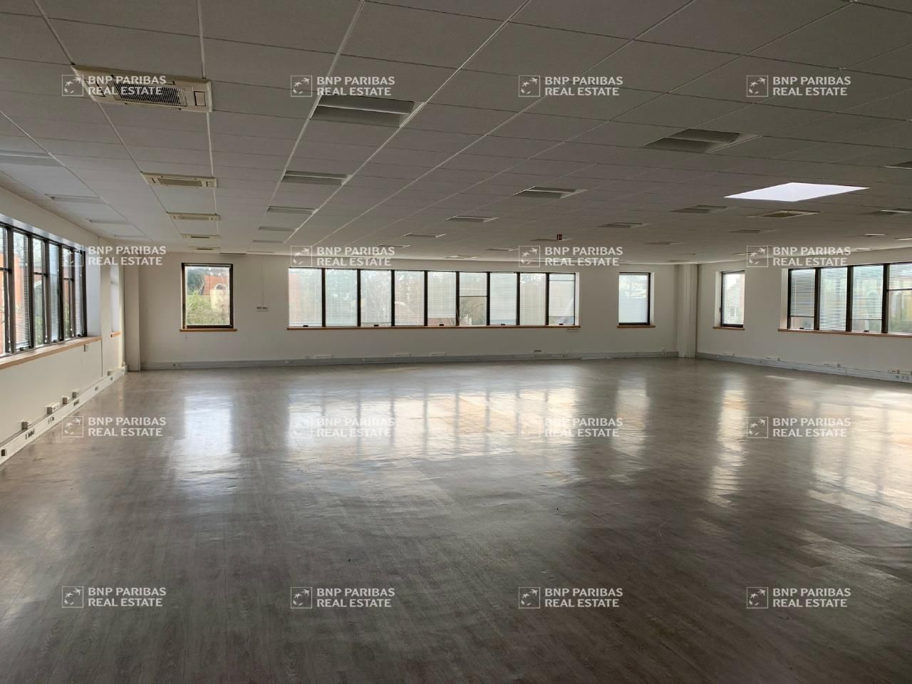 1042 m² pour ce bureaux en location à Jouy-en-josas