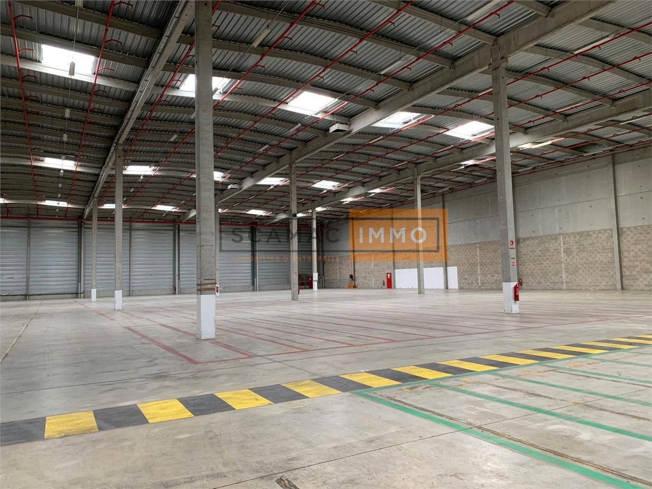 Location Entrepôt 8460 m² non divisibles