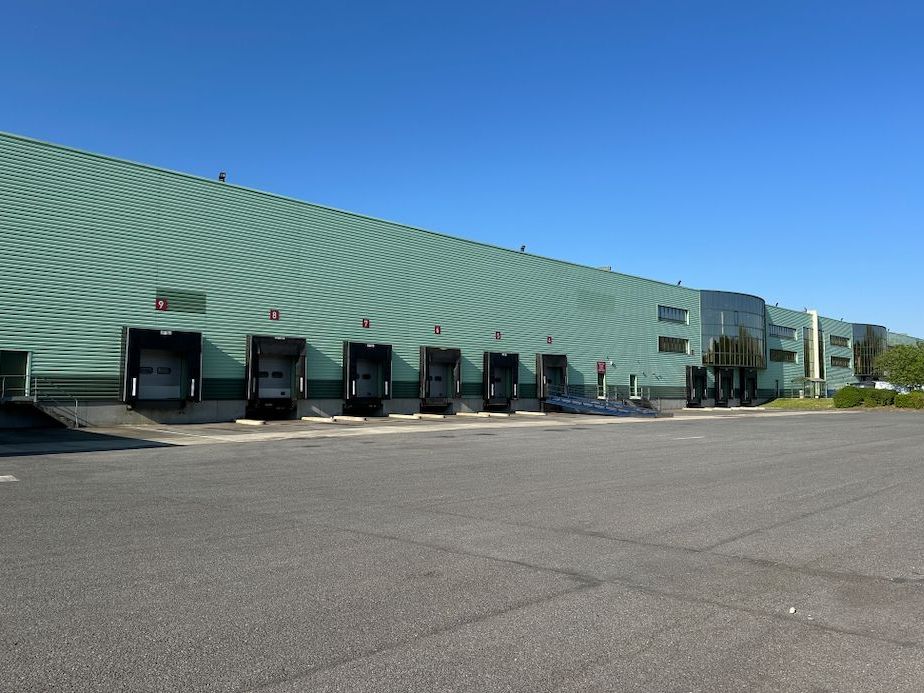 Location Entrepôt 9210 m² non divisibles