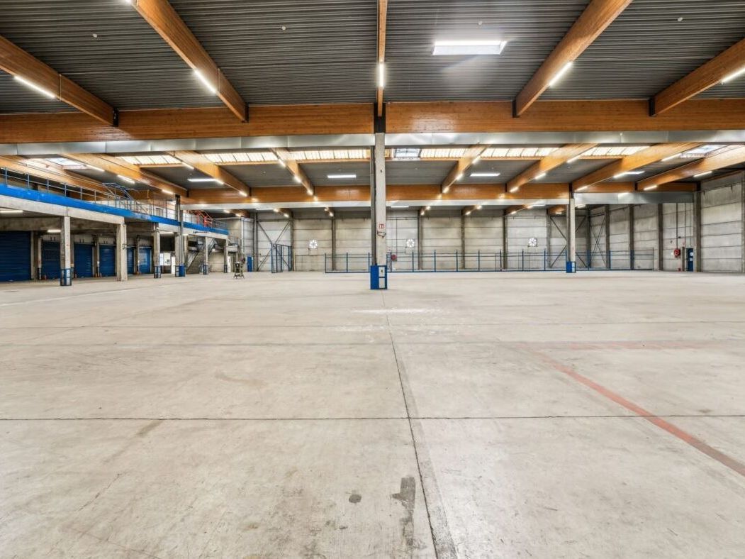 Location Entrepôt 3250 m² non divisibles