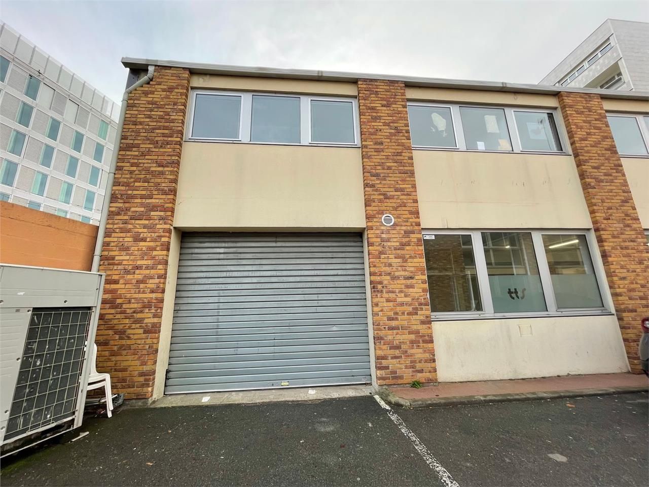 Location Local d'activités 296 m² non divisibles