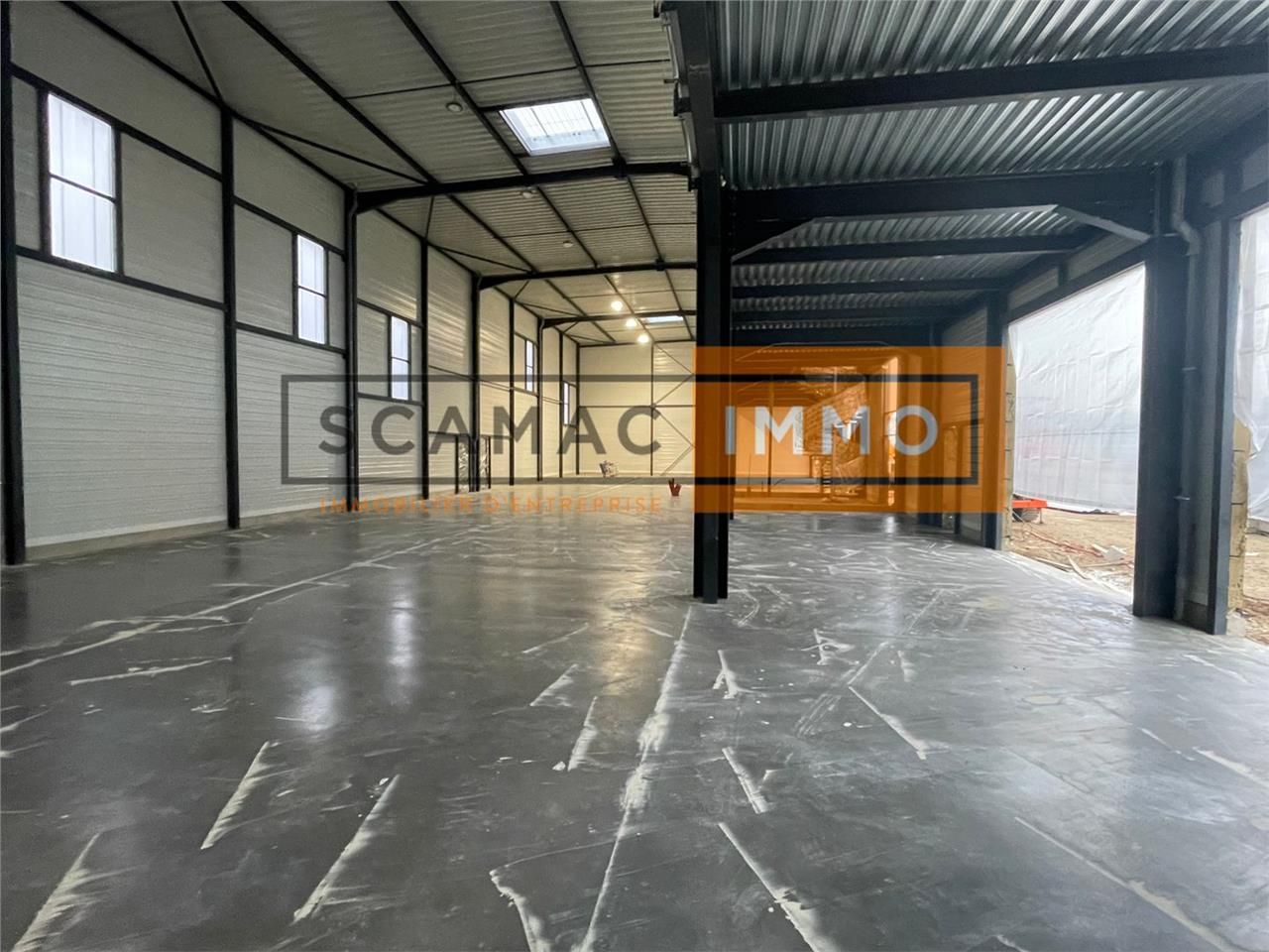 Local d'activités de 900m²