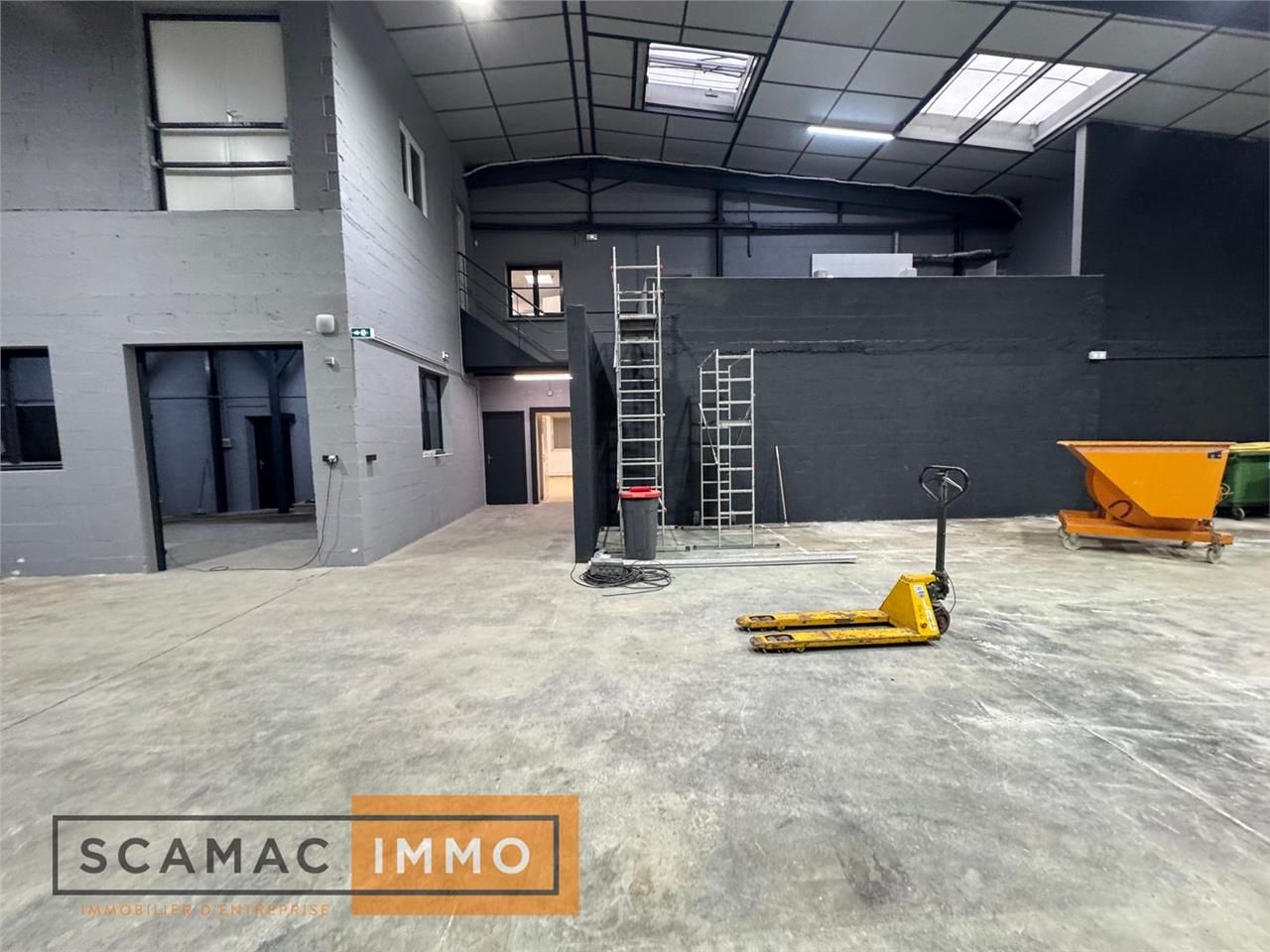 Local d'activités de 1879m²