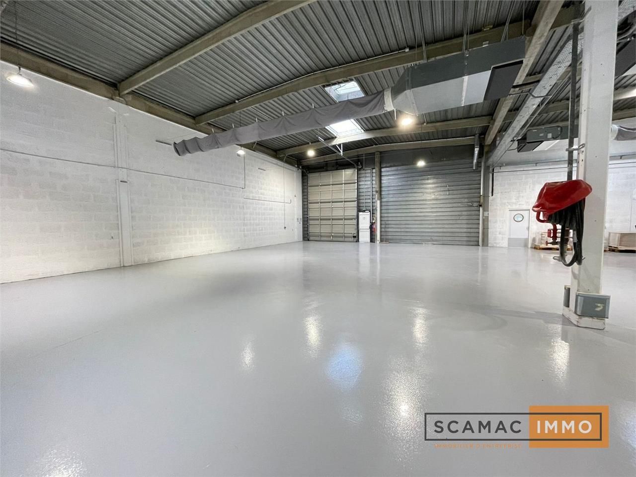 Location Entrepôt 706 m² non divisibles