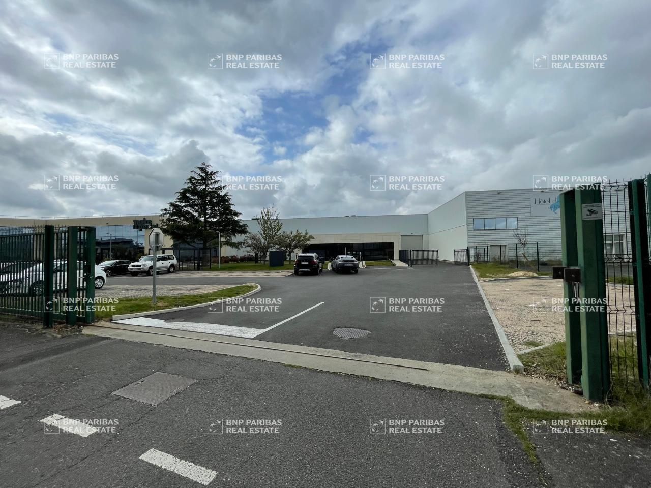 653 m² pour ce activité en location à Olivet