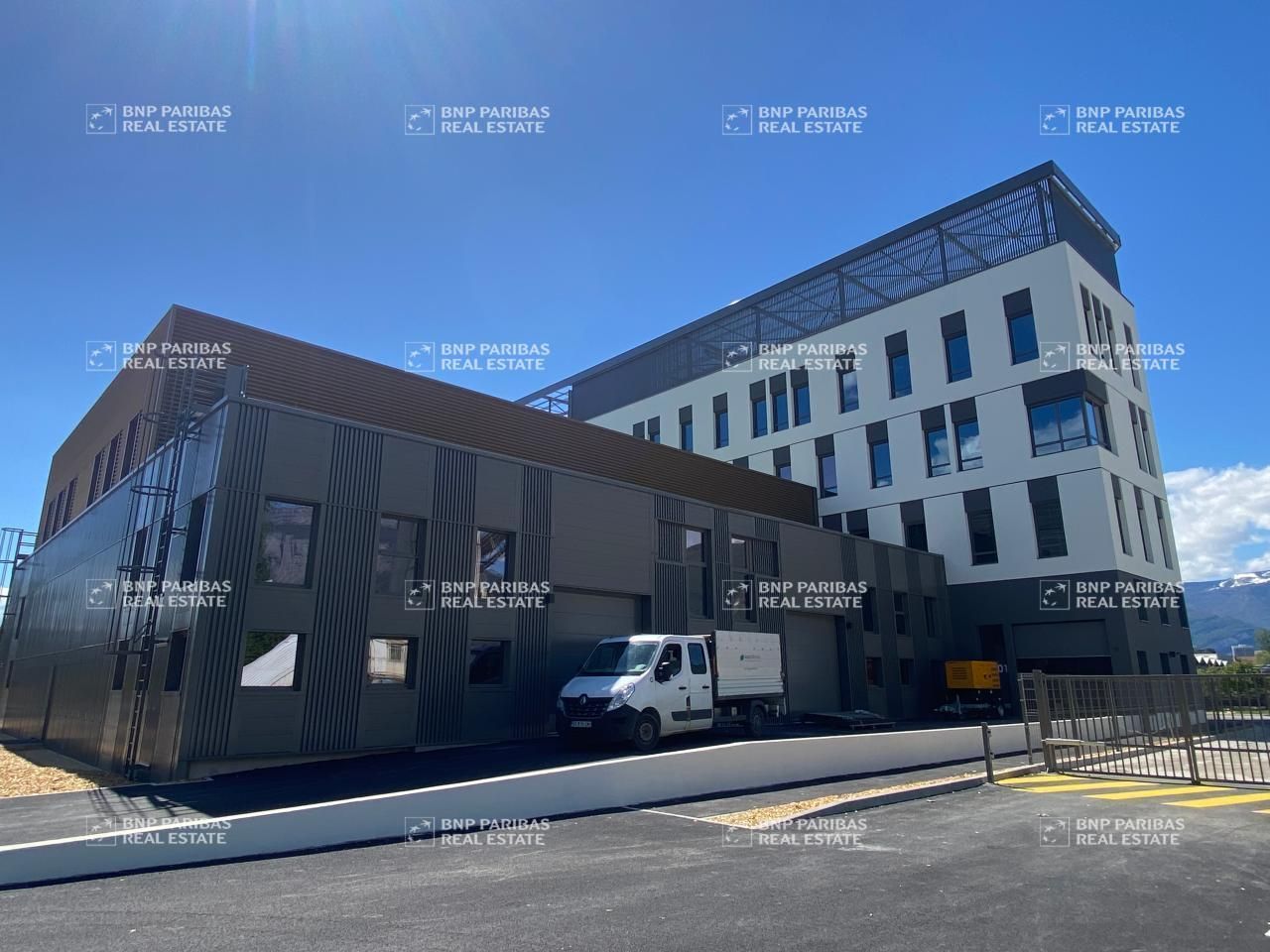 880 m² pour ce activité en location à Saint-martin-d'hères