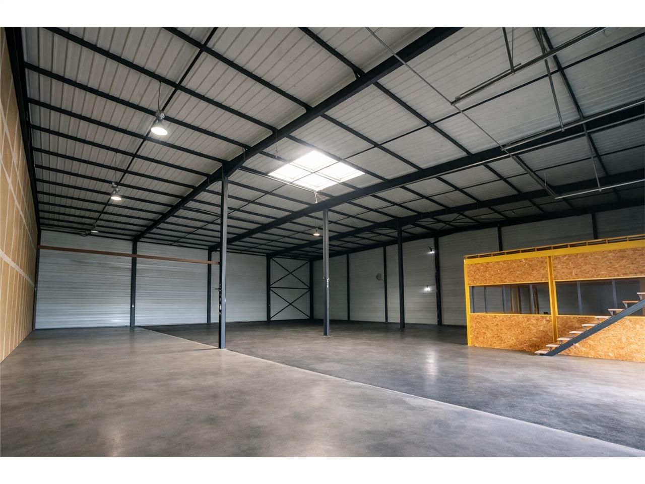MONDOUZIL, à louer dépôt de 720 m² avec 50 m² de 
