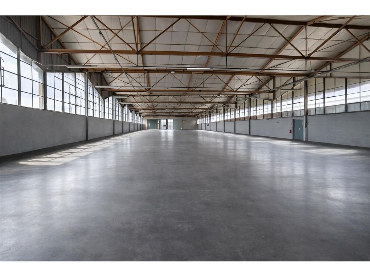 A louer en 1ere ligne de la route d'Espagne à POR