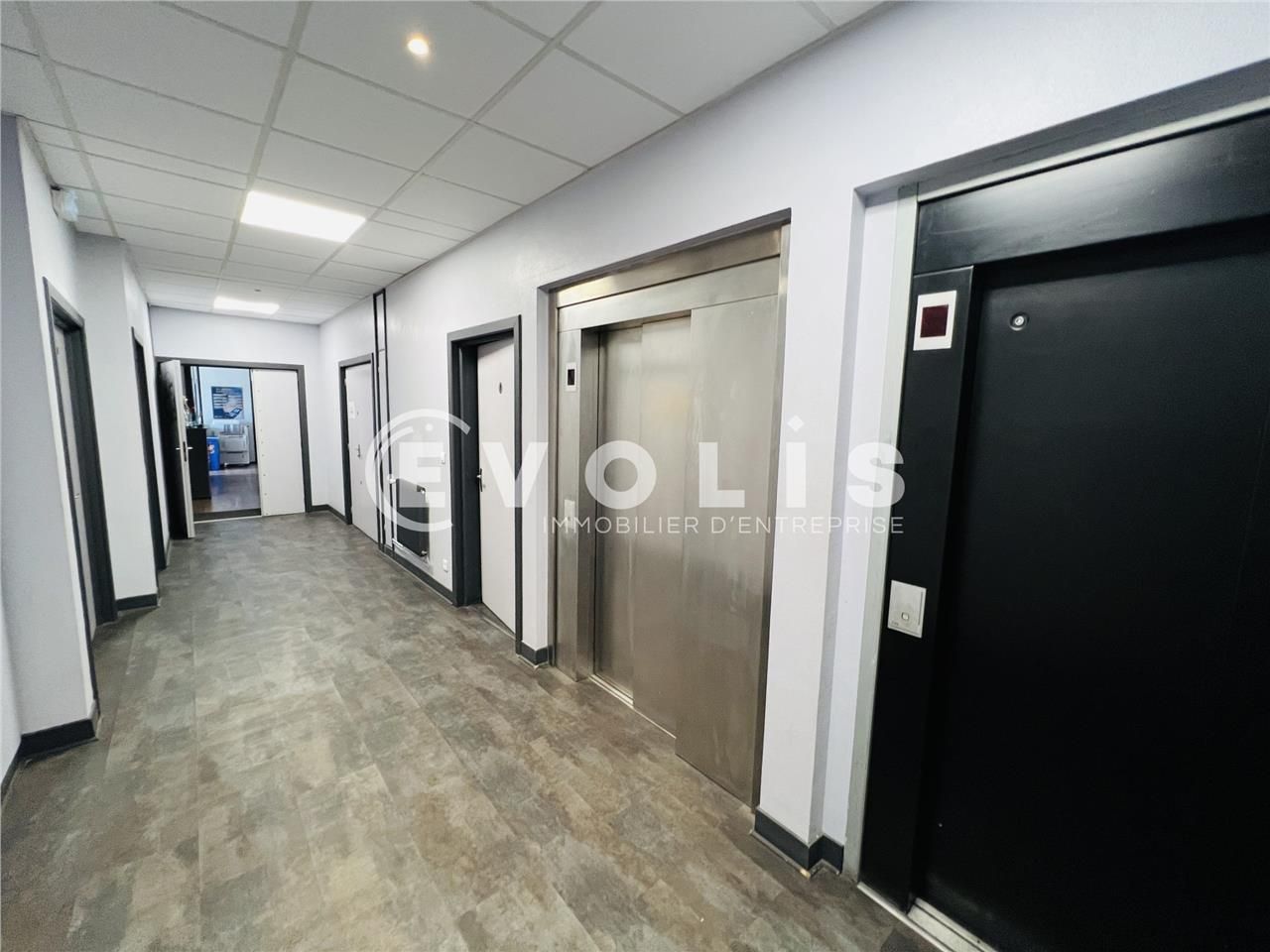 À proximité immédiate du métro ligne 9 « Mairie d