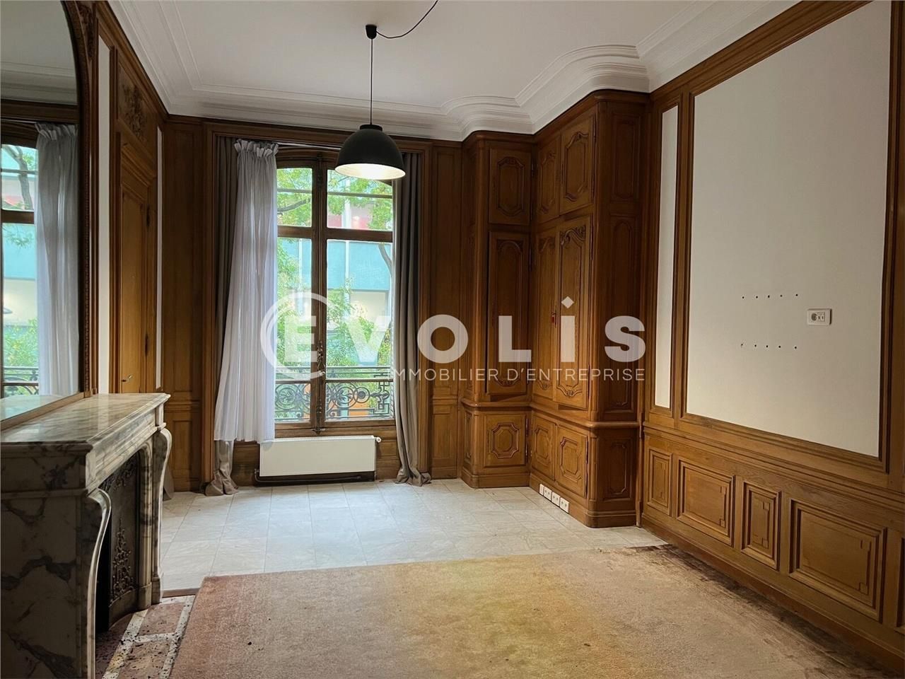 A proximité immédiate du métro Alésia et des comm