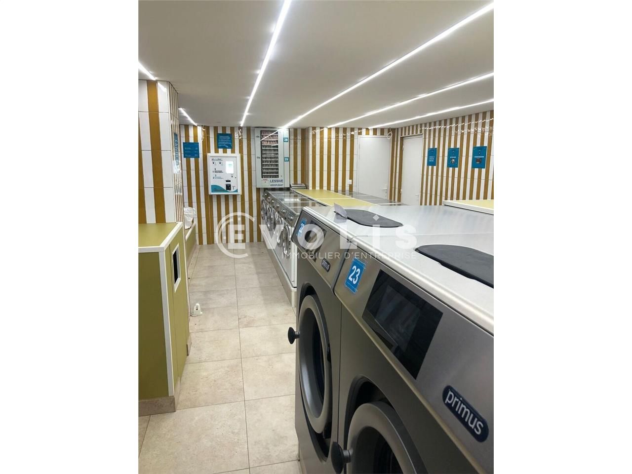 Murs de commerce occupé