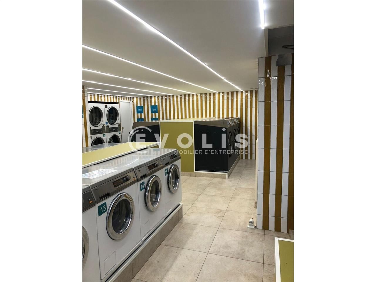 Murs de commerce occupé