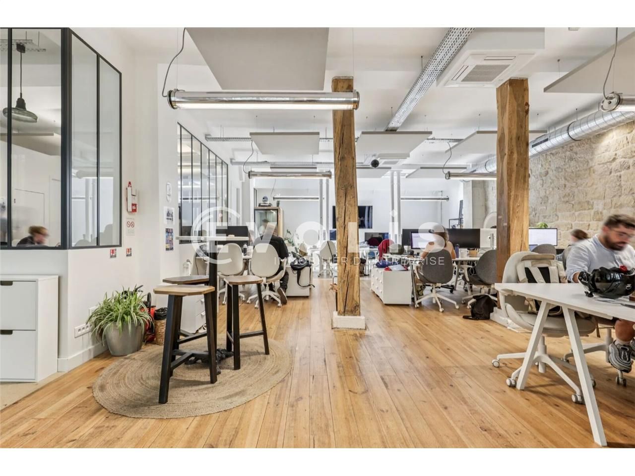 Situé dans le 10ème arrondissement de Paris et à 