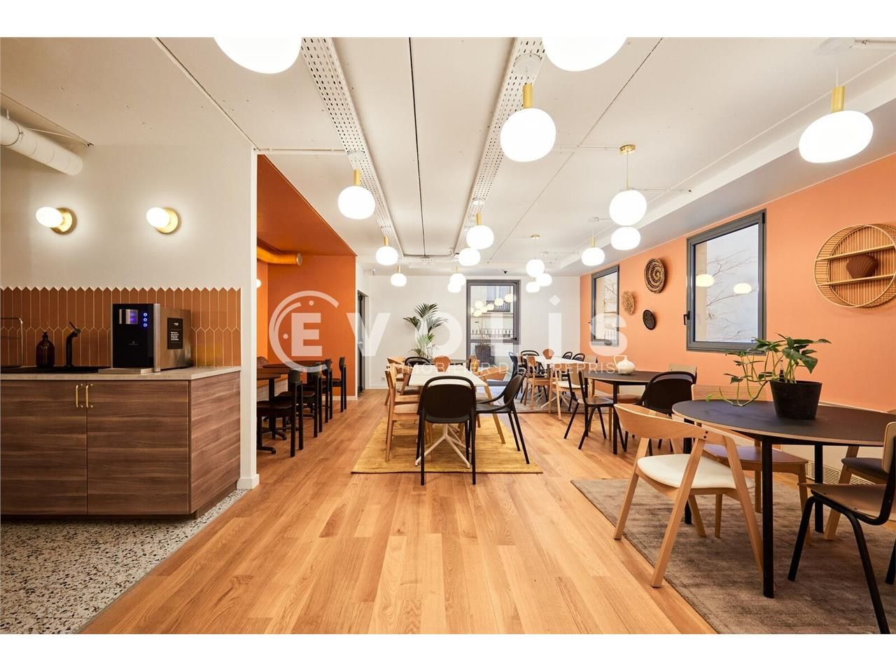 Situé au coeur du 10e arrondissement de Paris, à 