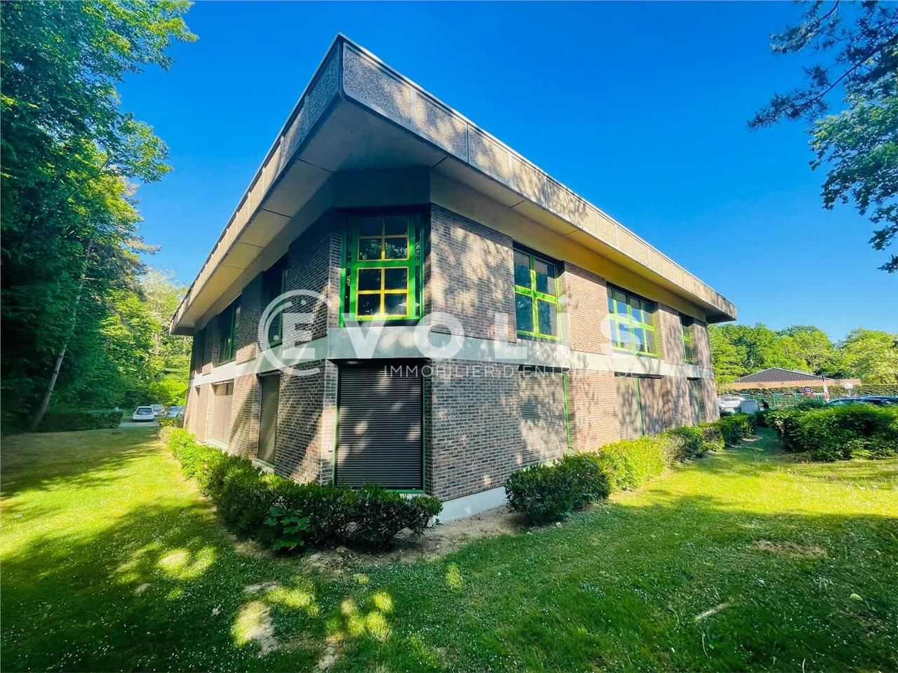 Située dans un environnement tertiaire calme et r