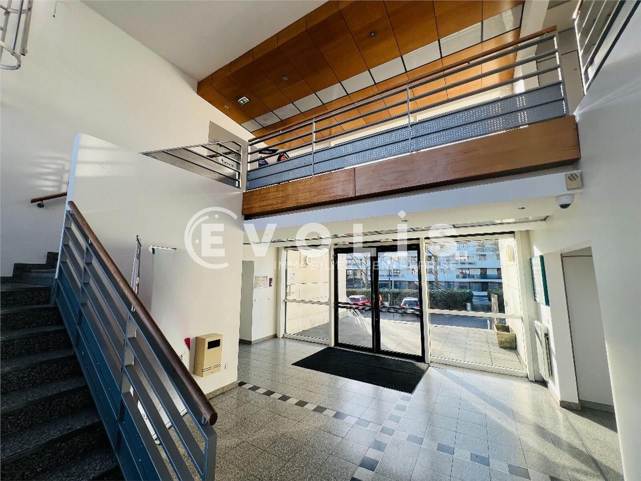 À proximité immédiate de la gare RER A de Lognes,