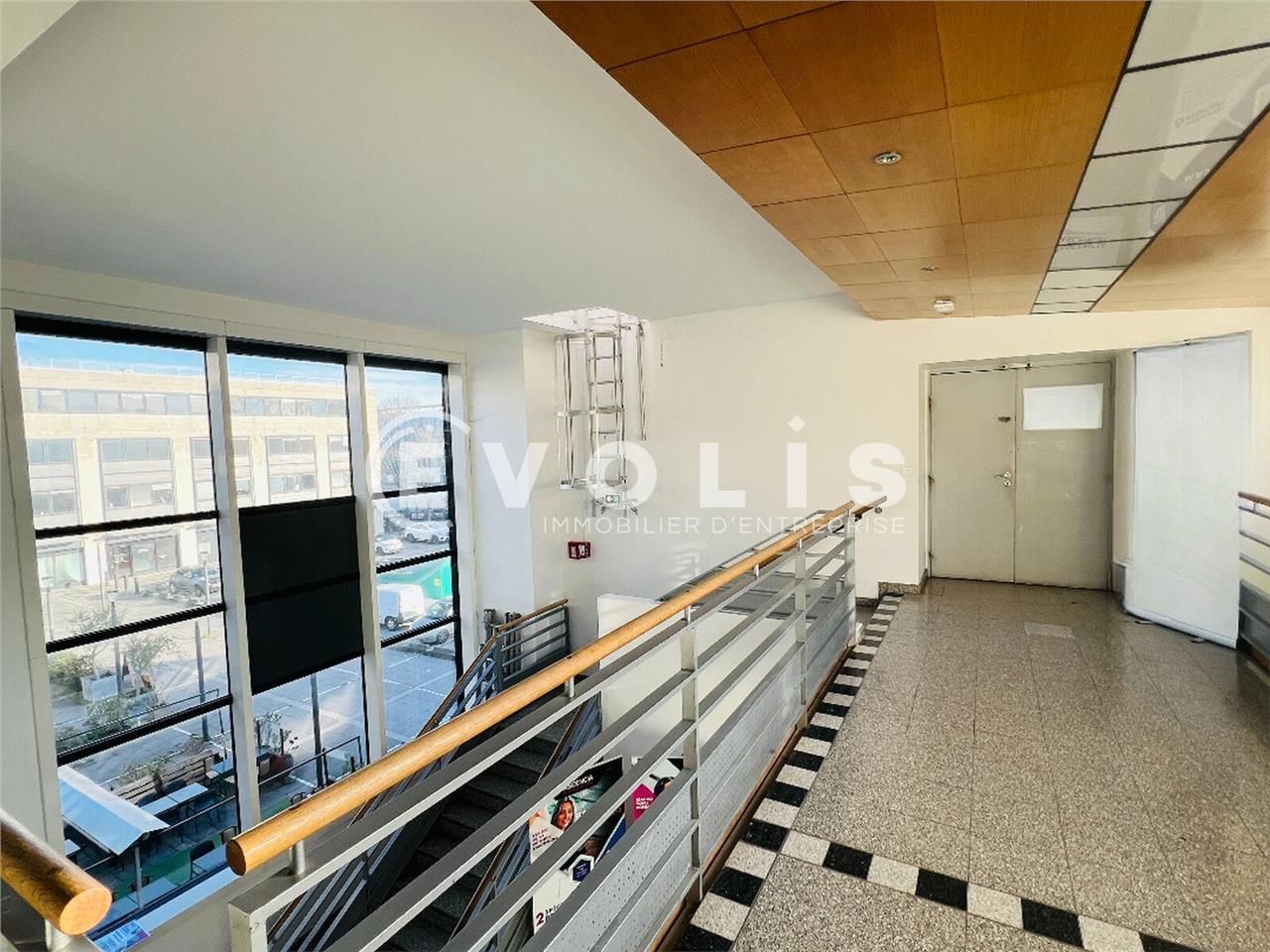 À proximité immédiate de la gare RER A de Lognes,