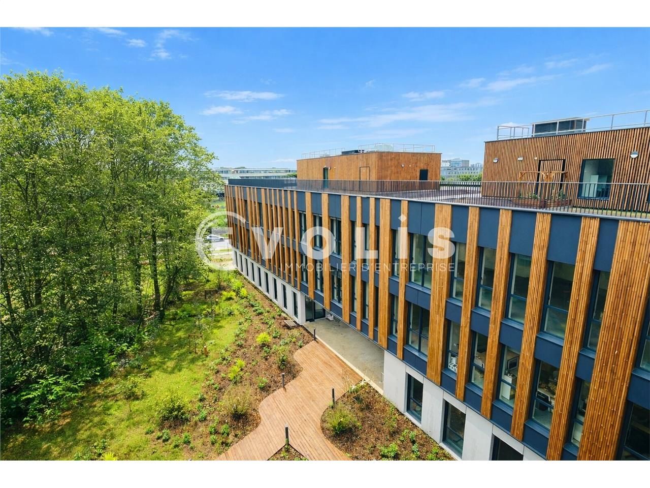 Au pied de l'Autoroute A4, et à proximité immédia