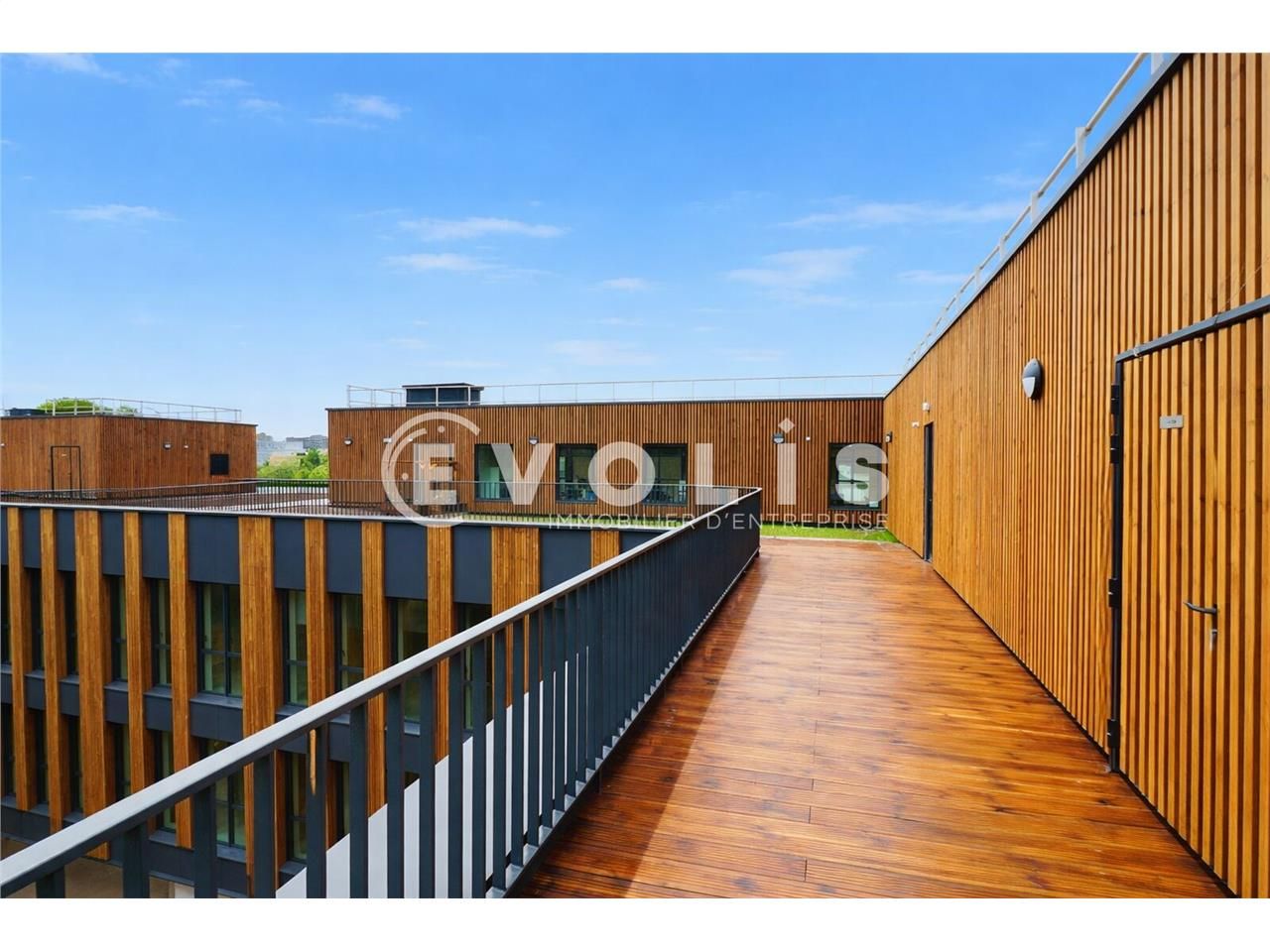 Au pied de l'Autoroute A4, et à proximité immédia