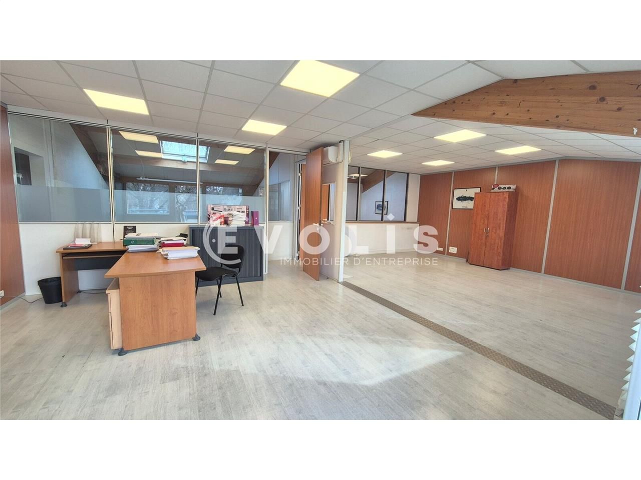 Situé à proximité immédiate de l'autoroute A4 et